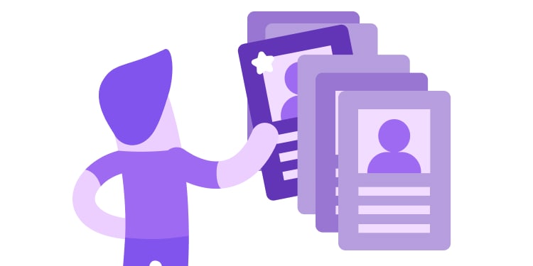 Una persona mira diferentes tarjetas de cursos y selecciona una